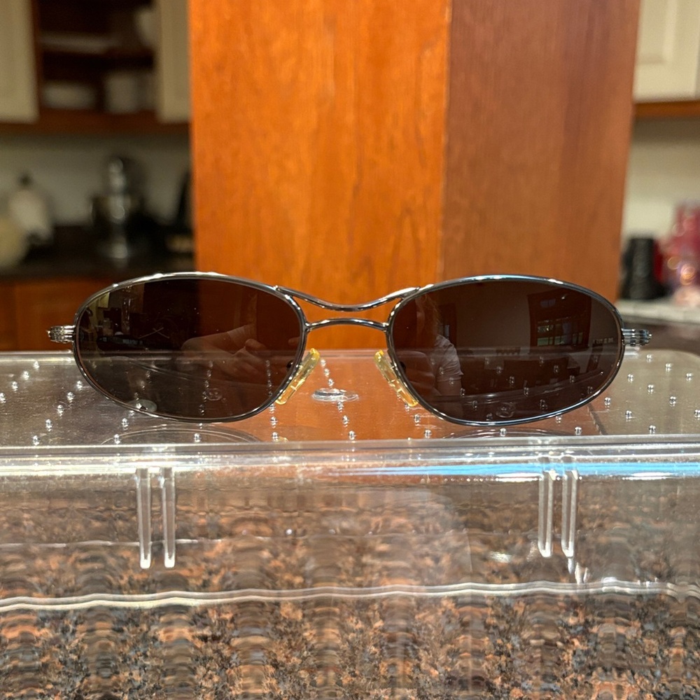 Gucci Women's Sunglasses - Silver Frame with Black Lenses..Vintage!